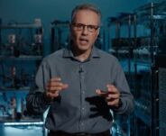 הטלטלה באפל: גם ראש תחום השבבים, הישראלי ג'וני סרוג'י, שוקל עזיבה