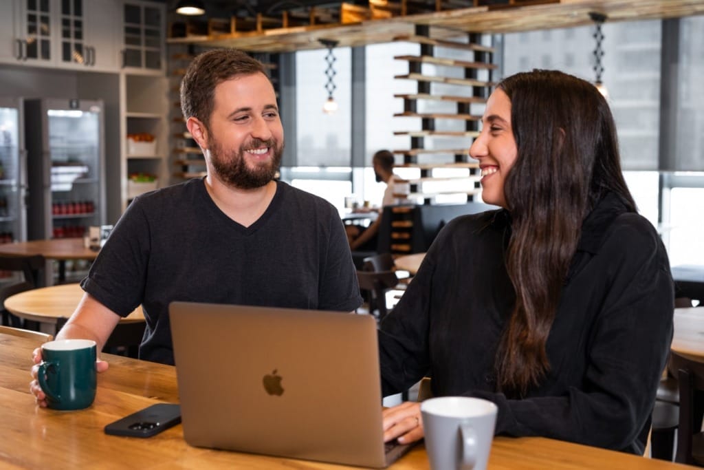 עובדים ב-Palo Alto Networks. תמונה למדור משרות פיתוח גיקג'וב 