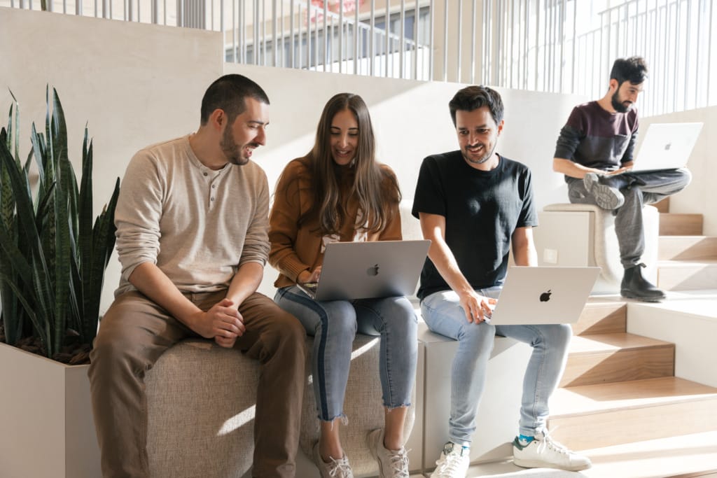 עובדים ב-PAPAYA. תמונה למדור משרות פיתוח גיקג'וב 