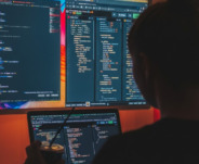 "מפתח ג'וניור נלהב אך נאיבי, שקיבל גישת אדמין לפרודקשן"