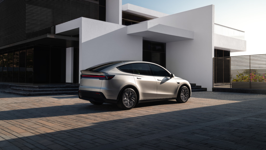 טסלה משיקה בישראל Model Y עם 6 מושבים | גיקטיים