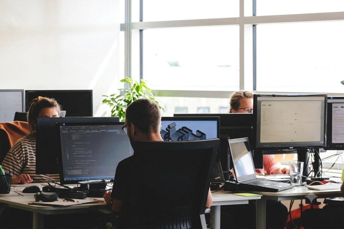 איך הגענו ל-5 מיליון משתמשים בלי DevOps, בלי AI ובלי תקציב מנופח
